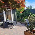 בית נופש Zwijntje I With Floral Garden