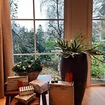Zwijntje I With Floral Garden * プッテン