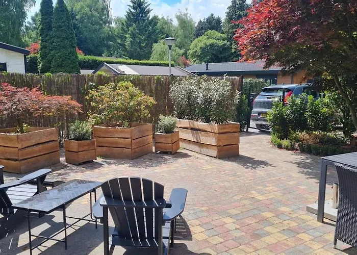 Zwijntje I With Floral Garden Feriehus Putten