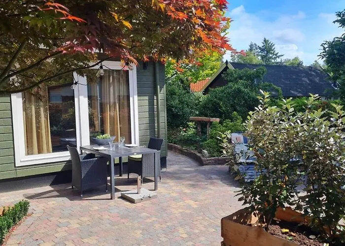 Feriehus Zwijntje I With Floral Garden