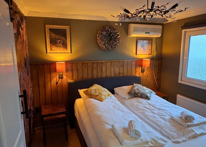 Zwijntje I With Floral Garden